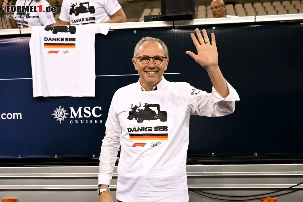 Foto zur News: ... T-Shirts mit dem Aufdruck &quot;Danke, Seb&quot; ausgegeben werden. Das T-Shirt zeigt eine Szene nach Vettels viertem WM-Titelgewinn in der Saison 2013, hier mit Formel-1-Chef Stefano Domencali als &quot;Model&quot;. Anschließend ...