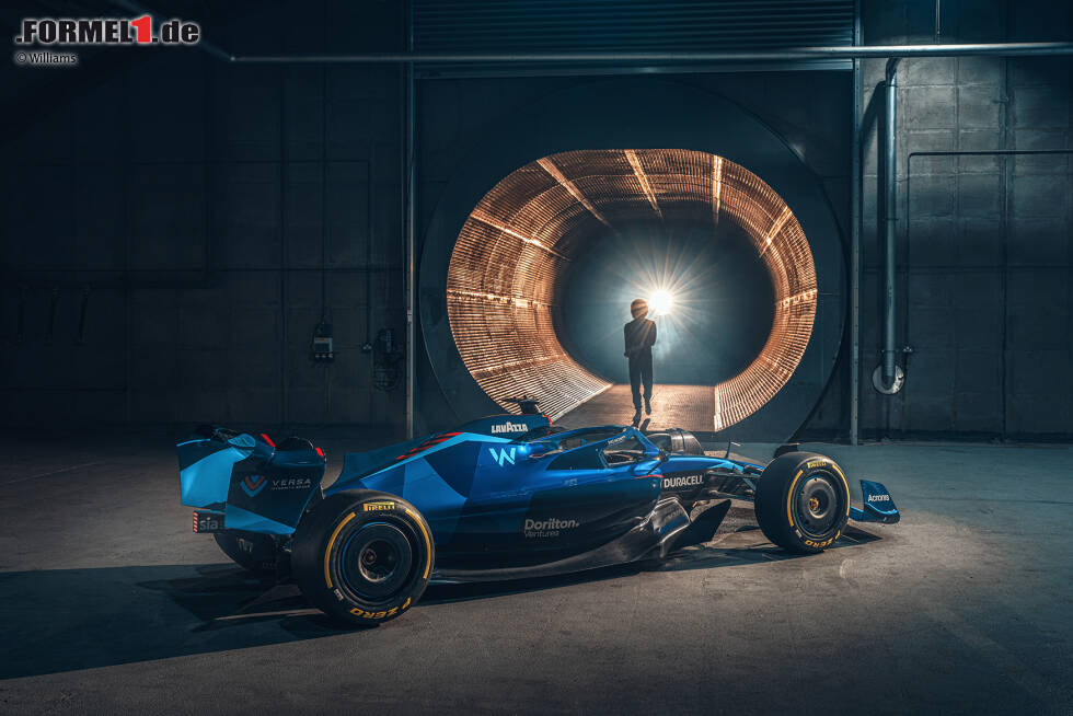Aber Obacht: Eigentlich sehen wir hier nur das neue Farbdesign von Williams, nicht den FW44 an sich - es handelt sich lediglich um ein Showcar, das der Formel-1-Designstudie von 2021 sehr ähnlich sieht. Immerhin ... Aber Obacht: Eigentlich sehen wir hier nur das neue Farbdesign von Williams, nicht den FW44 an sich - es handelt sich lediglich um ein Showcar, das der Formel-1-Designstudie von 2021 sehr ähnlich sieht. Immerhin ...