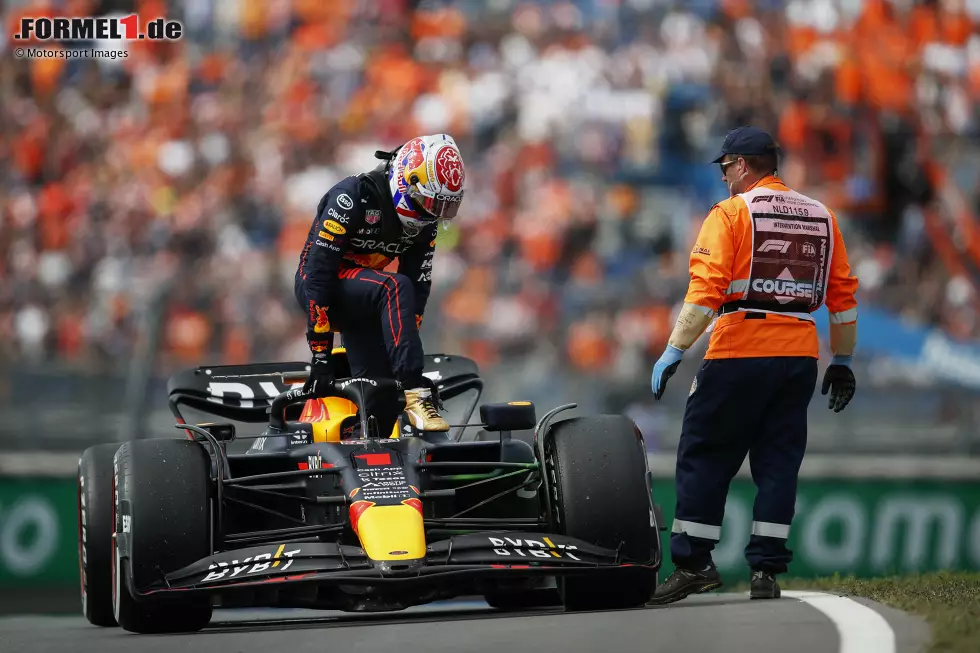 ... Max Verstappen? Dessen Red Bull RB18 streikt schon nach nur sieben Runden, er muss nach einem Fehler in der Kraftübertragung aufhören und verpasst gut eine Dreiviertelstunde beim Trainingsauftakt in Zandvoort. Übrigens ist sein Vater ... Foto zur News: ... Max Verstappen? Dessen Red Bull RB18 streikt schon nach nur sieben Runden, er muss nach einem Fehler in der Kraftübertragung aufhören und verpasst gut eine Dreiviertelstunde beim Trainingsauftakt in Zandvoort. Übrigens ist sein Vater ...