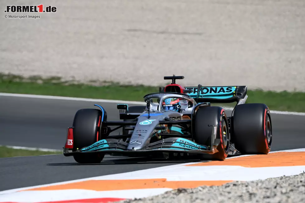 George Russell erzielt im Mercedes W13 in 1:12.455 Minuten die Bestzeit im ersten Freien Training in Zandvoort, auf Soft-Reifen. Lewis Hamilton im zweiten Silberpfeile belegt P2 vor Carlos Sainz im Ferrari F1-75. Aber wo ist ... Foto zur News: George Russell erzielt im Mercedes W13 in 1:12.455 Minuten die Bestzeit im ersten Freien Training in Zandvoort, auf Soft-Reifen. Lewis Hamilton im zweiten Silberpfeile belegt P2 vor Carlos Sainz im Ferrari F1-75. Aber wo ist ...