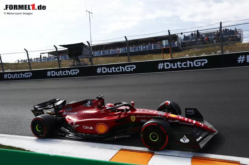 ... Charles Leclerc im Ferrari F1-75, mit 1:12.345 Minuten auf Soft-Reifen. Er liegt damit nur 0,004 Sekunden vor Carlos Sainz im zweiten Ferrari und 0,072 Sekunden vor Lewis Hamilton im Mercedes W13. Hamilton übrigens ... Foto zur News: ... Charles Leclerc im Ferrari F1-75, mit 1:12.345 Minuten auf Soft-Reifen. Er liegt damit nur 0,004 Sekunden vor Carlos Sainz im zweiten Ferrari und 0,072 Sekunden vor Lewis Hamilton im Mercedes W13. Hamilton übrigens ...