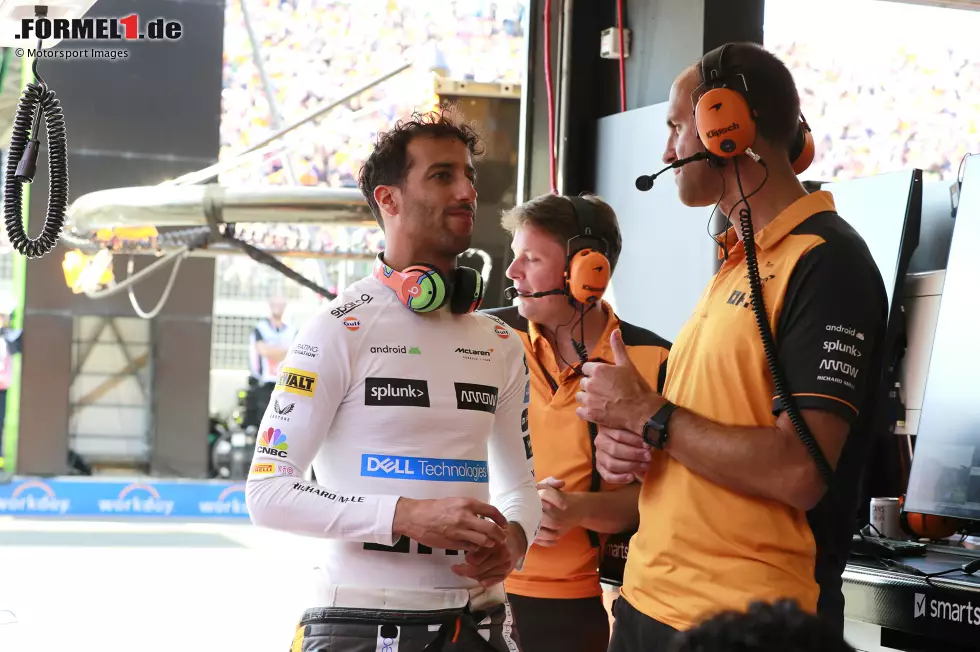 ... hat Daniel Ricciardo im zweiten Freien Training: Eine defekte Ölleitung lässt Flüssigkeit aus seinem McLaren MCL36 austreten und er verpasst die letzten 20 Minuten der Session. Dafür sorgt McLaren andernorts für Schlagzeilen, weil es ... Foto zur News: ... hat Daniel Ricciardo im zweiten Freien Training: Eine defekte Ölleitung lässt Flüssigkeit aus seinem McLaren MCL36 austreten und er verpasst die letzten 20 Minuten der Session. Dafür sorgt McLaren andernorts für Schlagzeilen, weil es ...