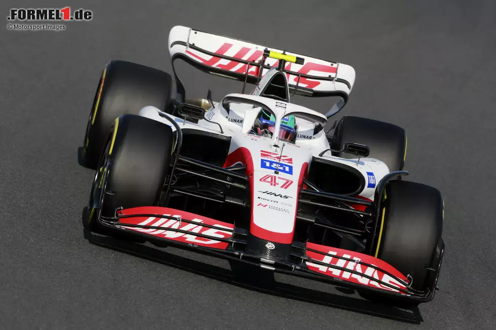 ... Mick Schumacher im Haas VF-22 als der bessere der beiden Deutschen in Zandvoort. Er belegt Platz 13, ist sechs Zehntel schneller als Teamkollege Kevin Magnussen und lässt auch ... Foto zur News: ... Mick Schumacher im Haas VF-22 als der bessere der beiden Deutschen in Zandvoort. Er belegt Platz 13, ist sechs Zehntel schneller als Teamkollege Kevin Magnussen und lässt auch ...