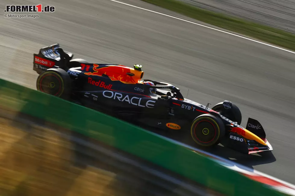 ... Verstappen-Teamkollege Sergio Perez verzerrt das Ergebnis: Er sorgt ganz am Schluss für Gelb vor der Zielkurve, sodass einige Fahrer ihre Runde nicht mehr durchkriegen. Perez selbst wird als Fünfter gewertet, und damit noch vor ... Foto zur News: ... Verstappen-Teamkollege Sergio Perez verzerrt das Ergebnis: Er sorgt ganz am Schluss für Gelb vor der Zielkurve, sodass einige Fahrer ihre Runde nicht mehr durchkriegen. Perez selbst wird als Fünfter gewertet, und damit noch vor ...