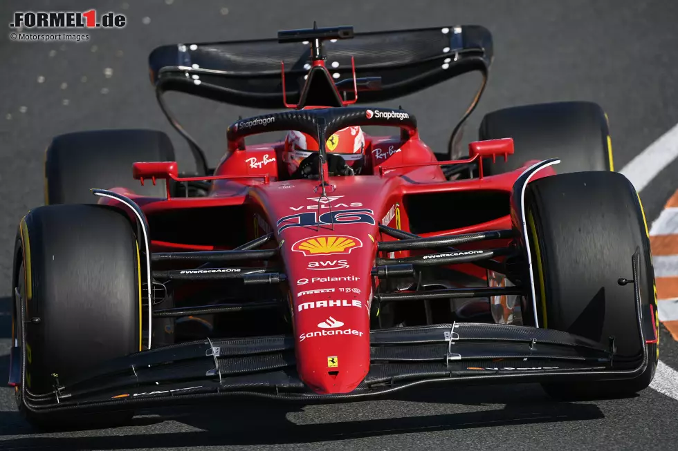 Foto zur News: Charles Leclerc startet im Ferrari F1-75 mit der Bestzeit in den zweiten Fahrtag in Zandvoort. Auf frischen Soft-Reifen erzielt er 1:11.632 Minuten und beschließt das dritte Freie Training knapp vor George Russell im Mercedes W13 und Max Verstappen im Red Bull RB18. Abstand der Top 3: nur 0,161 Sekunden! Auch ...