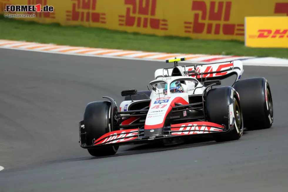 ... hat einen Sahnetag, lässt seinen Teamkollegen Kevin Magnussen (ebenfalls Q1-Aus) deutlich hinter sich und schafft wie angestrebt den Sprung unter die Top 10, wird am Ende solider Achter. Mit der Entscheidung ganz vorne ... Foto zur News: ... hat einen Sahnetag, lässt seinen Teamkollegen Kevin Magnussen (ebenfalls Q1-Aus) deutlich hinter sich und schafft wie angestrebt den Sprung unter die Top 10, wird am Ende solider Achter. Mit der Entscheidung ganz vorne ...