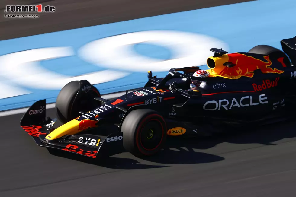 ... hat er nichts zu schaffen, denn Max Verstappen im Red Bull ist auch für alle anderen eine Nummer zu groß: Er sichert sich mit der letzten Runde in 1:10.342 Minuten auf Soft die Bestzeit und verdrängt damit noch Ferrari-Fahrer Charles Leclerc, der vor Teamkollege Carlos Sainz Dritter wird. Auf P4 ... Foto zur News: ... hat er nichts zu schaffen, denn Max Verstappen im Red Bull ist auch für alle anderen eine Nummer zu groß: Er sichert sich mit der letzten Runde in 1:10.342 Minuten auf Soft die Bestzeit und verdrängt damit noch Ferrari-Fahrer Charles Leclerc, der vor Teamkollege Carlos Sainz Dritter wird. Auf P4 ...