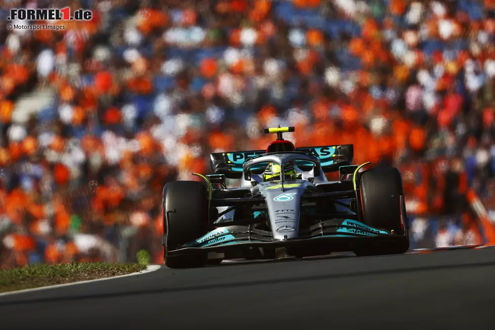 ... landet Lewis Hamilton im Mercedes, es sind also gleich drei Teams in den Top 4 vertreten, und das innerhalb von nur drei Zehntelsekunden. Aber: Ein Dreher von ... Foto zur News: ... landet Lewis Hamilton im Mercedes, es sind also gleich drei Teams in den Top 4 vertreten, und das innerhalb von nur drei Zehntelsekunden. Aber: Ein Dreher von ...