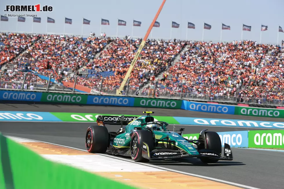 ... läuft es ganz unterschiedlich für die Deutschen: Sebastian Vettel rutscht bei seiner (guten) letzten Runde auf Sand aus und scheidet zum sechsten Mal in sieben Grands Prix schon in Q1 aus, verliert auch sein Teamduell gegen Lance Stroll deutlich. Mick Schumacher dagegen ... Foto zur News: ... läuft es ganz unterschiedlich für die Deutschen: Sebastian Vettel rutscht bei seiner (guten) letzten Runde auf Sand aus und scheidet zum sechsten Mal in sieben Grands Prix schon in Q1 aus, verliert auch sein Teamduell gegen Lance Stroll deutlich. Mick Schumacher dagegen ...