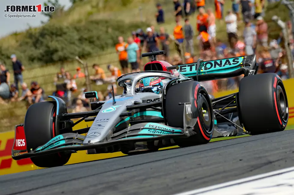 Foto zur News: ... auch George Russell im Mercedes W13 darf sich freuen: Er besteht kurz vor Schluss auf Soft-Reifen und erkämpft sich so P2 hinter Verstappen, stellt sein bisher bestes Formel-1-Ergebnis ein. Und dahinter ...