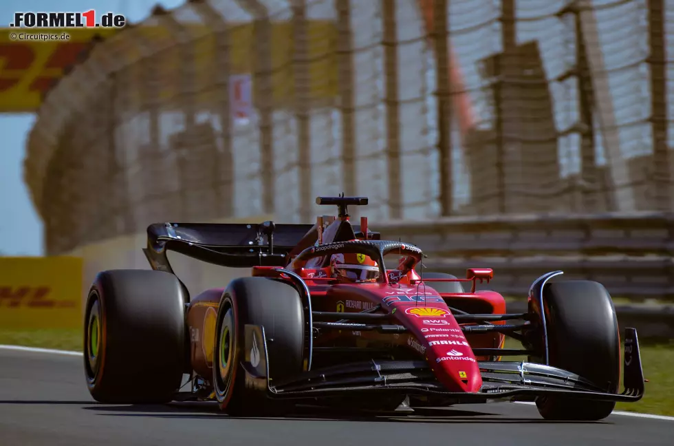 ... fährt Charles Leclerc im Ferrari F1-75 als Dritter auf das Podium, weil er ebenfalls mit Reifenvorteil ganz am Ende noch ... Foto zur News: ... fährt Charles Leclerc im Ferrari F1-75 als Dritter auf das Podium, weil er ebenfalls mit Reifenvorteil ganz am Ende noch ...