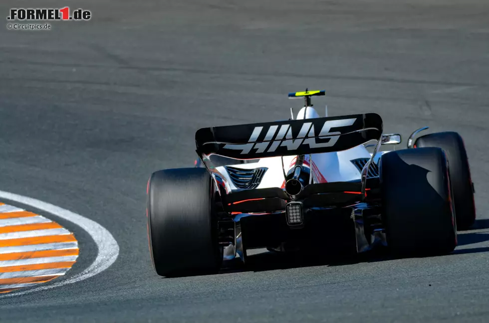 ... darf auch Mick Schumacher sein: Sein Haas-Team vermasselt gleich den ersten Boxenstopp, wodurch Schumacher aus den Top 10 herausfällt. Die Punktechance ist damit dahin, am Ende wird es noch P13, auch nach ... Foto zur News: ... darf auch Mick Schumacher sein: Sein Haas-Team vermasselt gleich den ersten Boxenstopp, wodurch Schumacher aus den Top 10 herausfällt. Die Punktechance ist damit dahin, am Ende wird es noch P13, auch nach ...