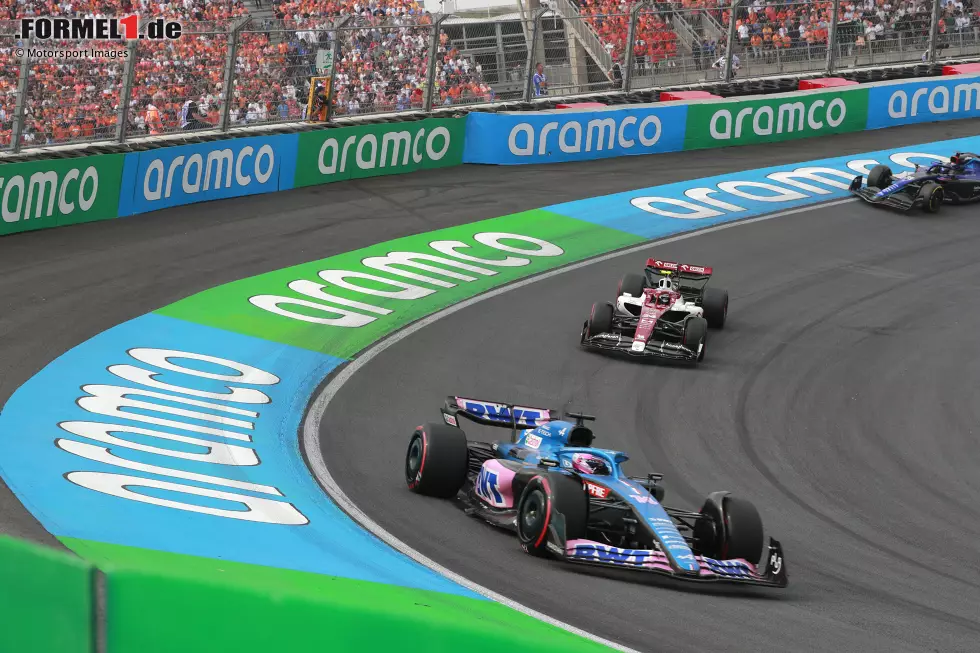 ... wühlt sich auch Fernando Alonso im Alpine A522 durch das Feld und holt am Ende hinter Sergio Perez im zweiten Red Bull noch den sechsten Platz als "best of the rest" vor Lando Norris im McLaren MCL36 und Carlos Sainz im zweiten Ferrari, den ein verpatzter Stopp und eine Zeitstrafe nach hinten werfen. Die nächste Chance ... Foto zur News: ... wühlt sich auch Fernando Alonso im Alpine A522 durch das Feld und holt am Ende hinter Sergio Perez im zweiten Red Bull noch den sechsten Platz als "best of the rest" vor Lando Norris im McLaren MCL36 und Carlos Sainz im zweiten Ferrari, den ein verpatzter Stopp und eine Zeitstrafe nach hinten werfen. Die nächste Chance ...