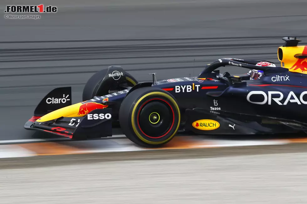 Foto zur News: Max Verstappen ist der große Sieger in Zandvoort: Im Red Bull RB18 bestimmt er das Rennen und gewinnt zum zweiten Mal vor heimischem Publikum. Zehnter Saisonsieg, über 100 Punkte Vorsprung in der WM. Titel #2 ist fast nur noch Formsache nach diesem Rennen, aber ...