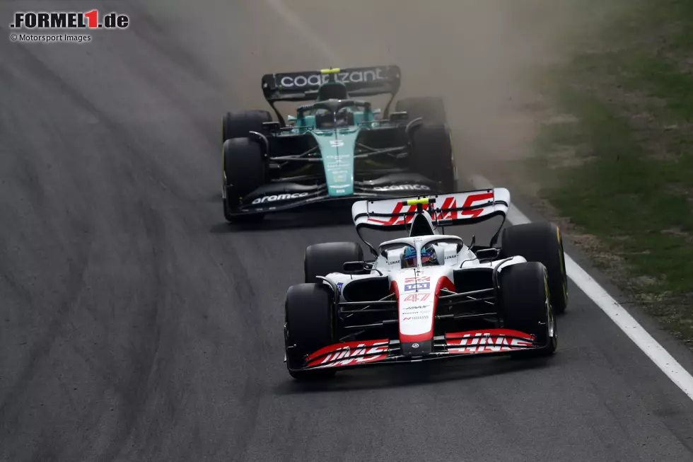 ... einigen packenden Duellen mit Sebastian Vettel im Aston Martin AMR22, wo Schumacher jeweils eine gute Figur macht. Vettel dagegen fängt sich noch eine Zeitstrafe ein und wird schließlich auf P14 gewertet, direkt hinter Schumacher. Das Rennen sieht insgesamt zwei ... Foto zur News: ... einigen packenden Duellen mit Sebastian Vettel im Aston Martin AMR22, wo Schumacher jeweils eine gute Figur macht. Vettel dagegen fängt sich noch eine Zeitstrafe ein und wird schließlich auf P14 gewertet, direkt hinter Schumacher. Das Rennen sieht insgesamt zwei ...