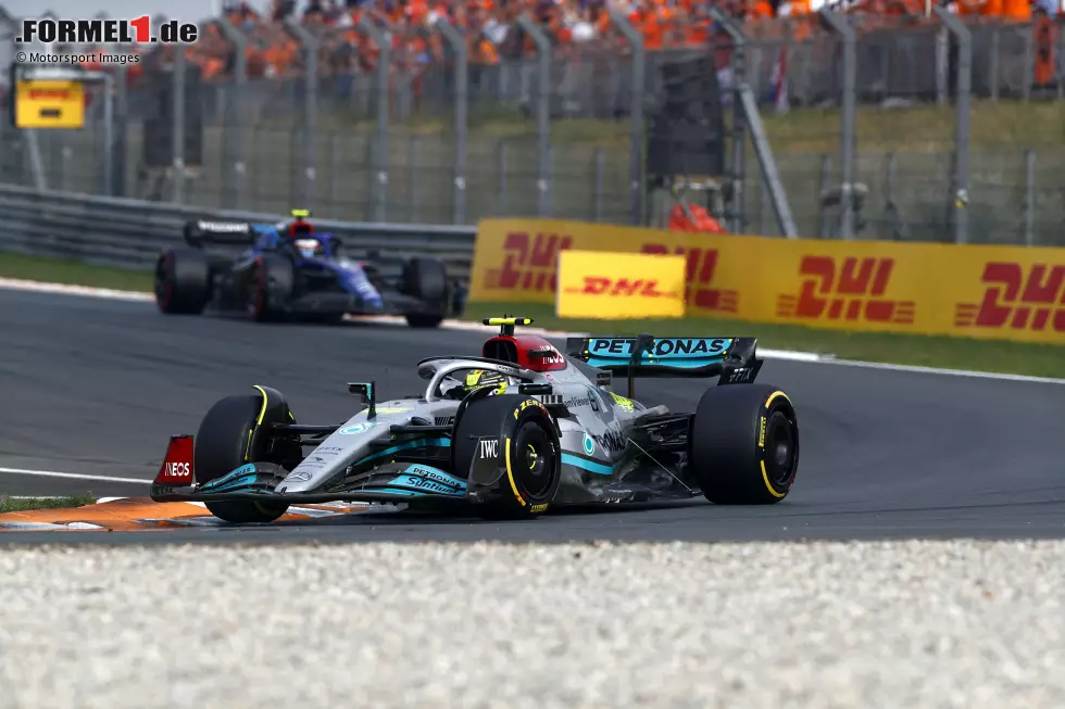 ... Lewis Hamilton im zweiten Mercedes abfängt. Ihn hat das Team auf den Sieg angesetzt und bei einem späten Restart auf Medium-Reifen belassen - eine Fehlentscheidung, die Hamilton am Funk mit markigen Worten quittiert. Der Ex-Champion ist richtig sauer! Das ... Foto zur News: ... Lewis Hamilton im zweiten Mercedes abfängt. Ihn hat das Team auf den Sieg angesetzt und bei einem späten Restart auf Medium-Reifen belassen - eine Fehlentscheidung, die Hamilton am Funk mit markigen Worten quittiert. Der Ex-Champion ist richtig sauer! Das ...