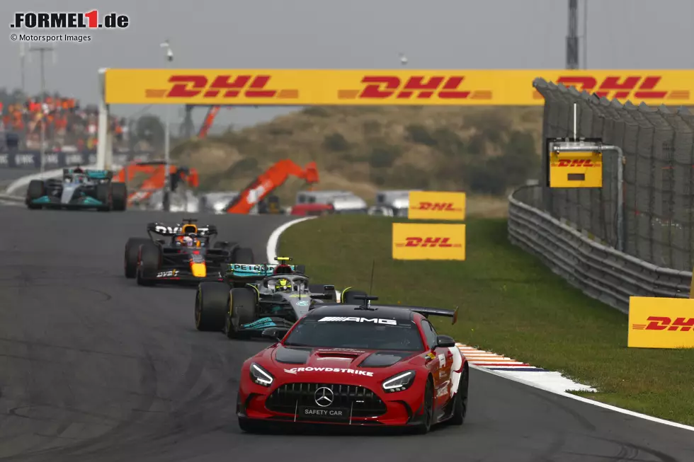 ... Safety-Car-Phasen nach Zwischenfällen. Erst bleibt Yuki Tsunoda im AlphaTauri AT03 stehen (und fährt dann doch nochmal kurz), dann stellt Valtteri Bottas seinen Alfa Romeo C42 vorzeitig ab. So kommt es zur Entscheidung ganz vorne im Rennen durch die finalen Boxenstopps. Geschickt ... Foto zur News: ... Safety-Car-Phasen nach Zwischenfällen. Erst bleibt Yuki Tsunoda im AlphaTauri AT03 stehen (und fährt dann doch nochmal kurz), dann stellt Valtteri Bottas seinen Alfa Romeo C42 vorzeitig ab. So kommt es zur Entscheidung ganz vorne im Rennen durch die finalen Boxenstopps. Geschickt ...