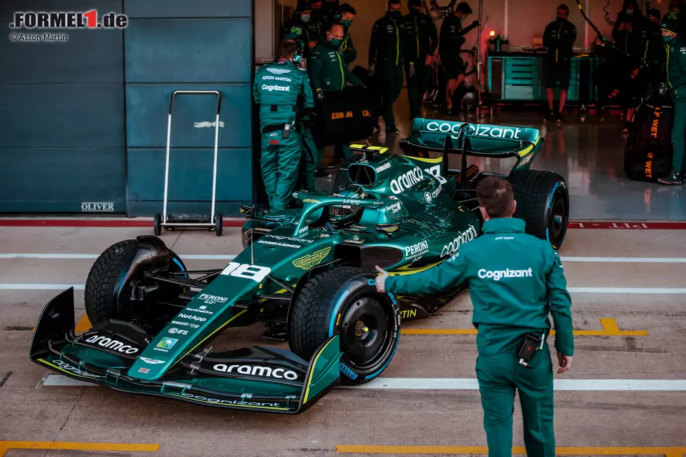 Foto zur News: Straße frei für den neuen Aston Martin AMR22 in Silverstone: Der Neuwagen von Sebastian Vettel geht als erstes Formel-1-Auto der Generation 2022 auf die Strecke, und hier sind die Bilder!