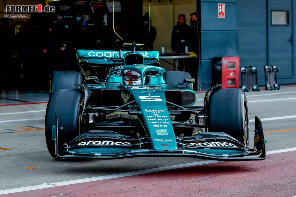 ... die Boxengasse für erste Proberunden in Silverstone verlassen. Doch auch im Fall Sebastian Vettel ... Foto zur News: ... die Boxengasse für erste Proberunden in Silverstone verlassen. Doch auch im Fall Sebastian Vettel ...