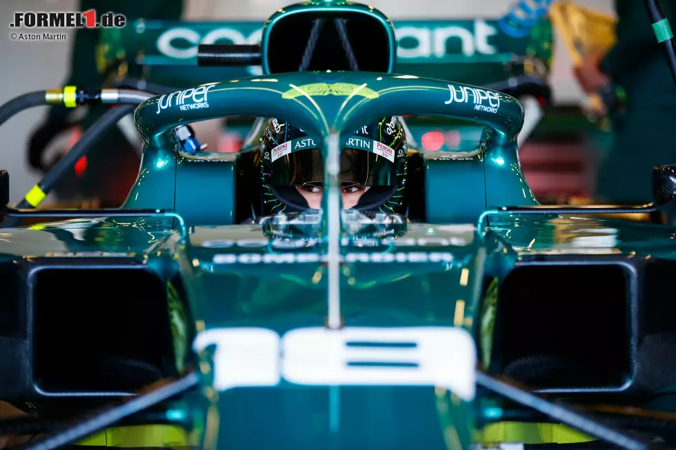 Es obliegt Lance Stroll, dem Sohn des Teameigentümers Lawrence Stroll, die ersten Meter mit dem AMR22 zurückzulegen. Foto zur News: Es obliegt Lance Stroll, dem Sohn des Teameigentümers Lawrence Stroll, die ersten Meter mit dem AMR22 zurückzulegen.