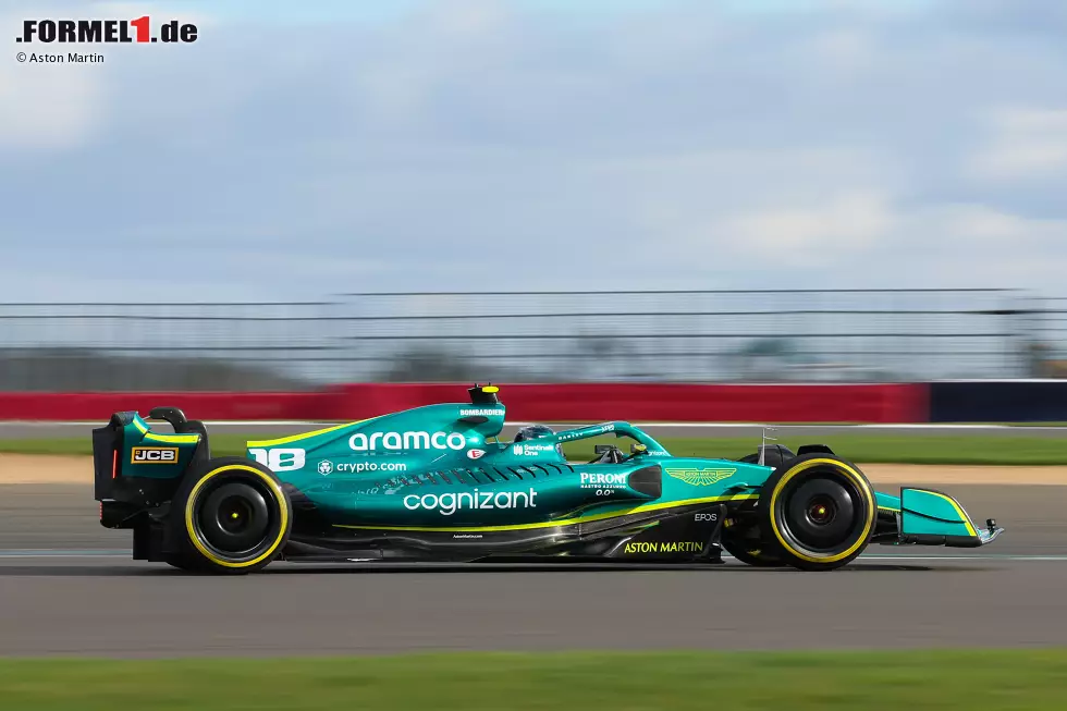 ... hat es für Aston Martin zu einigen PR-Aufnahmen gereicht. Der Titel "erstes 2022er-Auto auf der Strecke" ist dem britischen Team sicher - auch wenn es sich nichts davon kaufen kann ... Foto zur News: ... hat es für Aston Martin zu einigen PR-Aufnahmen gereicht. Der Titel "erstes 2022er-Auto auf der Strecke" ist dem britischen Team sicher - auch wenn es sich nichts davon kaufen kann ...