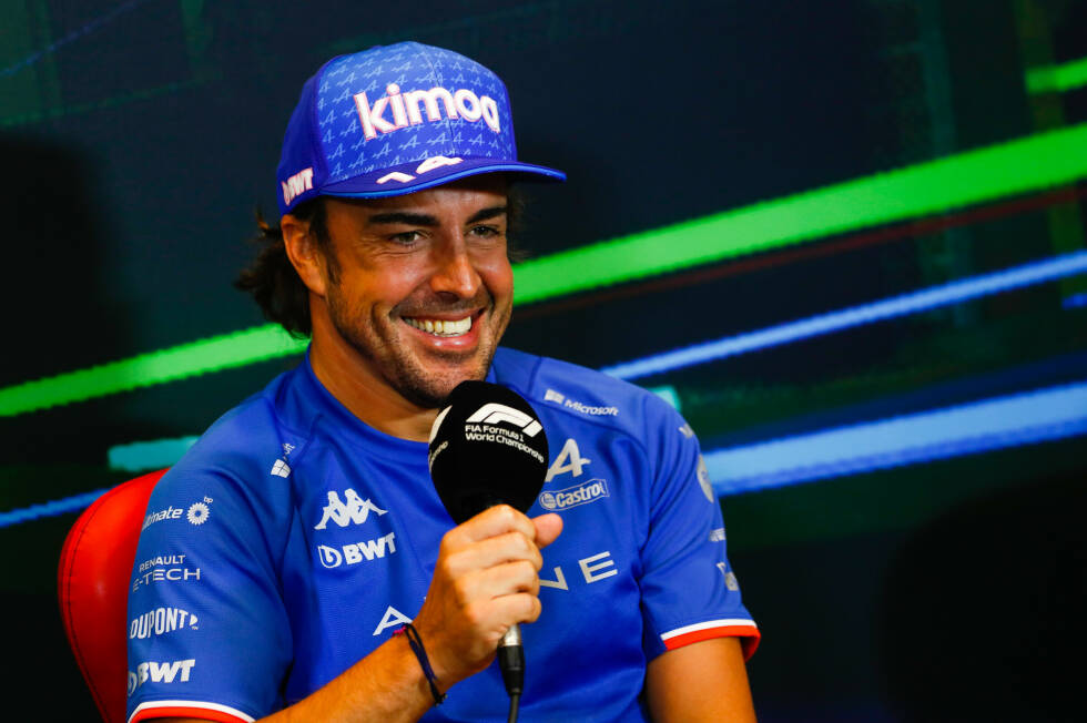 Foto zur News: Fernando Alonso stellte 2022 in Baku einen neuen Rekord auf. Am Rennsonntag lag sein allererstes Formel-1-Rennen bereits mehr als 21 Jahre zurück! Wir blicken zu diesem Anlass auf die Piloten mit den längsten Karrieren in der Königsklasse. (Stand: Saisonende 2023)