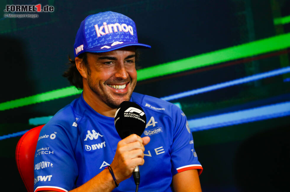 Foto zur News: Fernando Alonso stellte 2022 in Baku einen neuen Rekord auf. Am Rennsonntag lag sein allererstes Formel-1-Rennen bereits mehr als 21 Jahre zurück! Wir blicken zu diesem Anlass auf die Piloten mit den längsten Karrieren in der Königsklasse. (Stand: Saisonende 2023)