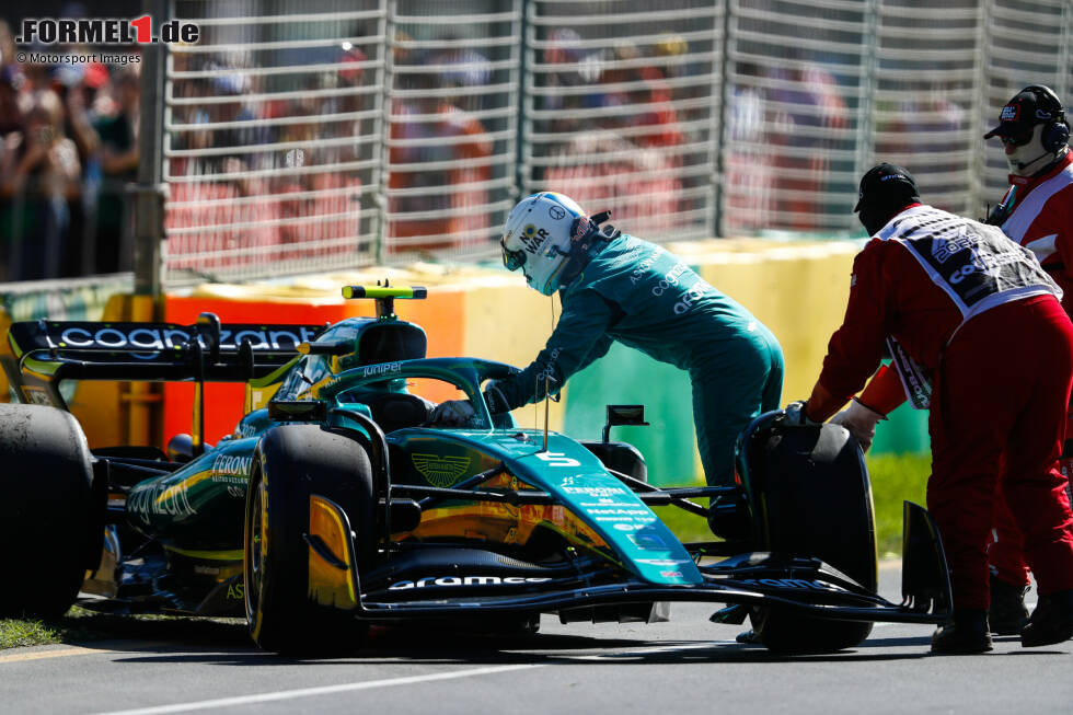 Sebastian Vettel (6): Die 6 ziehen wir in der Redaktion eigentlich nur in Ausnahmefällen. So einer war für die Mehrheit der Redaktion in Melbourne bei Vettel gegeben: zu viele Fehler, zu langsam, zweimal gecrasht, einmal davon im Rennen. Da hilft auch der Motorschaden in FT1 als mildernder Umstand nicht mehr. Sebastian Vettel (6): Die 6 ziehen wir in der Redaktion eigentlich nur in Ausnahmefällen. So einer war für die Mehrheit der Redaktion in Melbourne bei Vettel gegeben: zu viele Fehler, zu langsam, zweimal gecrasht, einmal davon im Rennen. Da hilft auch der Motorschaden in FT1 als mildernder Umstand nicht mehr.