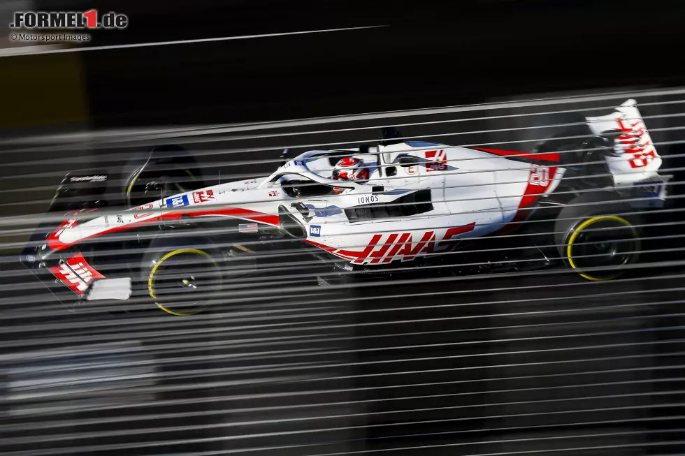 Kevin Magnussen (4): Zum ersten Mal seit seinem Comeback hinter Schumacher. Abgesehen von den generellen Haas-Problemen und etwas Pech bei der Strategie war es auch seine persönlich schwächste Vorstellung seit seiner Formel-1-Rückkehr. Erstmals in diesem Jahr ohne Punkte geblieben. Foto zur News: Kevin Magnussen (4): Zum ersten Mal seit seinem Comeback hinter Schumacher. Abgesehen von den generellen Haas-Problemen und etwas Pech bei der Strategie war es auch seine persönlich schwächste Vorstellung seit seiner Formel-1-Rückkehr. Erstmals in diesem Jahr ohne Punkte geblieben.