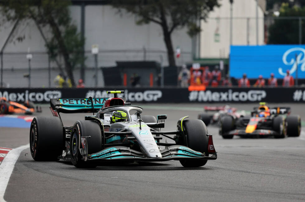 Foto zur News: Lewis Hamilton (2): Einen Abzug gibt es für das Qualifying, weil er seine erste Q3-Runde nicht hinbrachte und die Tracklimits überfuhr. Brachte sich so womöglich um ein besseres Ergebnis. Im Rennen dann mit der schlechteren Strategie und deswegen chancenlos gegen Verstappen. Trotzdem eine gute Leistung wieder einmal.