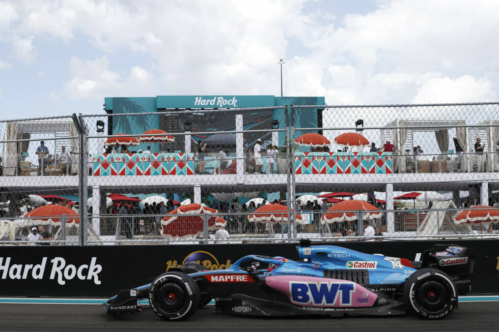Foto zur News: Fernando Alonso (4): Das Glück war auch in Miami nicht auf seiner Seite. Aber: Die beiden Fünf-Sekunden-Strafen im Rennen gehen komplett auf seine eigene Kappe. Gibt er nach seinem Crash mit Gasly übrigens auch selbst zu. Hat sich so selber aus den Punkten befördert. Das spiegelt sich entsprechend in der Note wider.