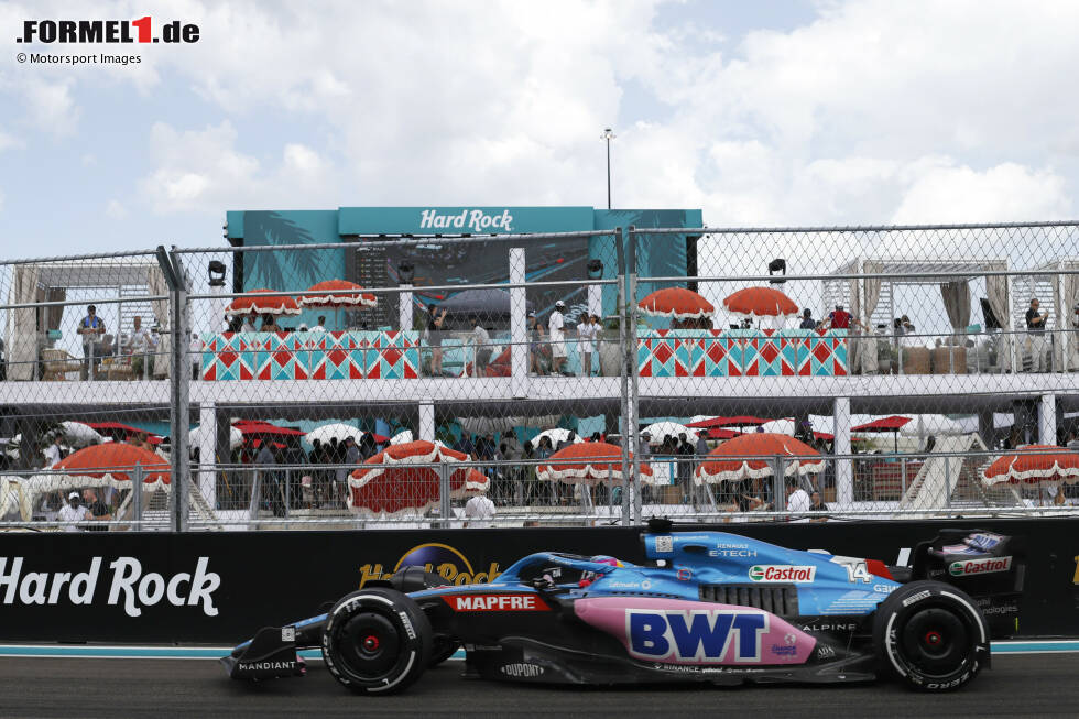 Foto zur News: Fernando Alonso (4): Das Glück war auch in Miami nicht auf seiner Seite. Aber: Die beiden Fünf-Sekunden-Strafen im Rennen gehen komplett auf seine eigene Kappe. Gibt er nach seinem Crash mit Gasly übrigens auch selbst zu. Hat sich so selber aus den Punkten befördert. Das spiegelt sich entsprechend in der Note wider.
