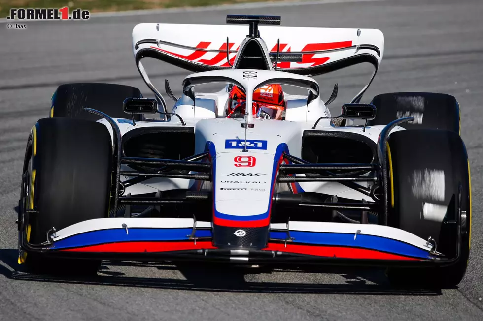 ... Mick Schumachers neues Einsatzauto, der Haas VF-22, der in Barcelona seine ersten Shakedown-Runden gedreht hat, zunächst mit Schumacher-Teamkollege Nikita Masepin am Steuer. Foto zur News: ... Mick Schumachers neues Einsatzauto, der Haas VF-22, der in Barcelona seine ersten Shakedown-Runden gedreht hat, zunächst mit Schumacher-Teamkollege Nikita Masepin am Steuer.