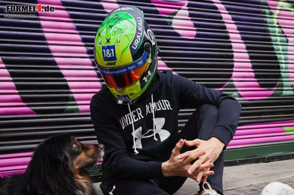 ... hat Mick Schumacher auf der Helmoberseite die bekannten Schumacher-Sterne verwendet, dazu seine persönliche Startnummer 47. Fans des Deutschen müssen sich also umstellen, denn ... Foto zur News: ... hat Mick Schumacher auf der Helmoberseite die bekannten Schumacher-Sterne verwendet, dazu seine persönliche Startnummer 47. Fans des Deutschen müssen sich also umstellen, denn ...