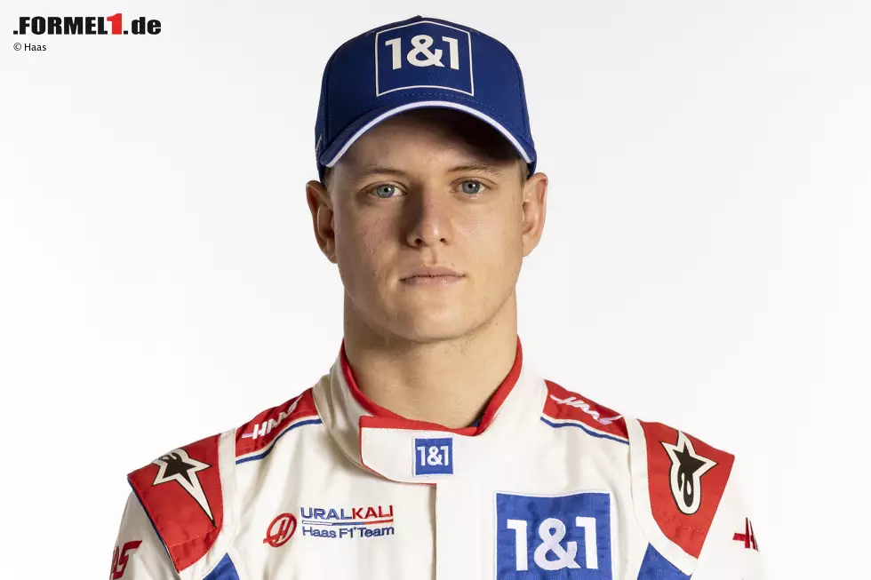 ... geht Mick Schumacher trotzdem wieder an den Start: Sein neuer Overall bei Haas ist wieder fast komplett in Weiß gehalten, dazu kommen die Teamfarben Rot und Blau, was ... Foto zur News: ... geht Mick Schumacher trotzdem wieder an den Start: Sein neuer Overall bei Haas ist wieder fast komplett in Weiß gehalten, dazu kommen die Teamfarben Rot und Blau, was ...