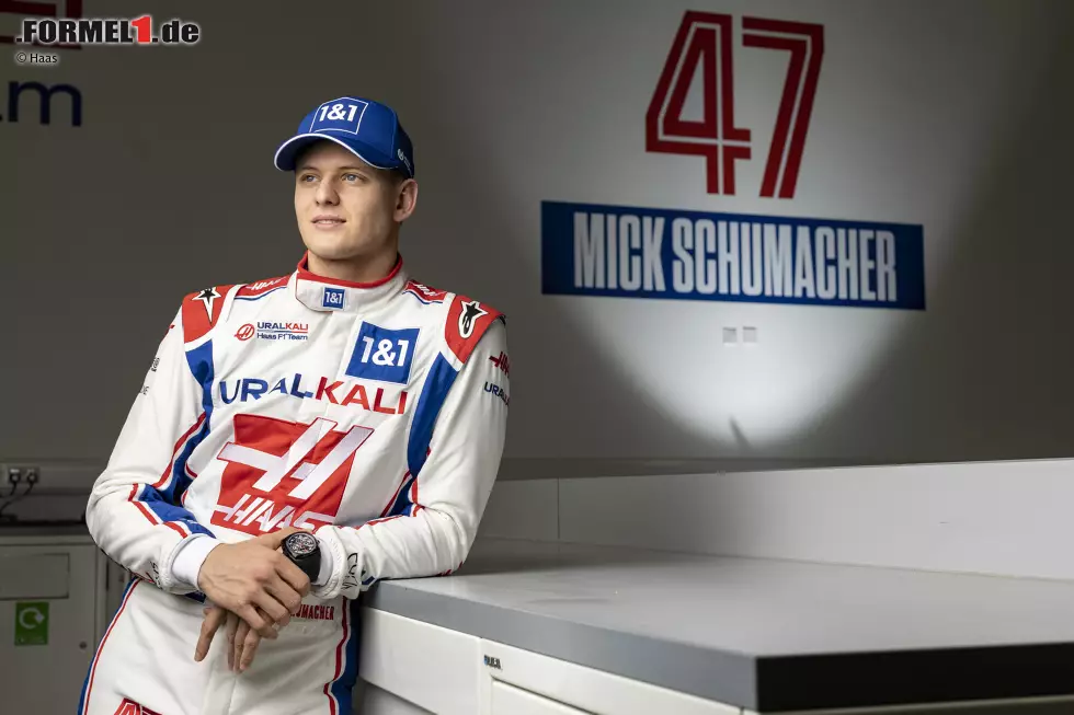 ... Mick Schumacher in einem ähnlichen Outfit auflaufen sieht wie schon in seiner Formel-1-Debütsaison 2021. Dazu passt natürlich ... Foto zur News: ... Mick Schumacher in einem ähnlichen Outfit auflaufen sieht wie schon in seiner Formel-1-Debütsaison 2021. Dazu passt natürlich ...