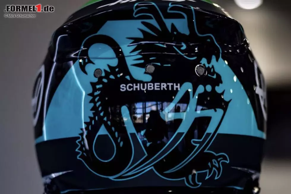 ... einen ganz neuen Look gekriegt hat. 2021 fand sich an dieser Stelle noch sattes Gelb, jetzt ist es Türkis. Geblieben ist der Drache, den auch Mick Schumachers Vater Michael Schumacher schon auf seinen Formel-1-Helmen verwendet hatte. Und wie der Papa ... Foto zur News: ... einen ganz neuen Look gekriegt hat. 2021 fand sich an dieser Stelle noch sattes Gelb, jetzt ist es Türkis. Geblieben ist der Drache, den auch Mick Schumachers Vater Michael Schumacher schon auf seinen Formel-1-Helmen verwendet hatte. Und wie der Papa ...