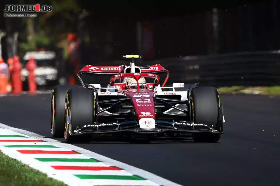 Guanyu Zhou (3): Hat nach sechs punktlosen Rennen den ersten Zähler für Alfa Romeo geholt. Profitierte jedoch enorm von den Gridstrafen, die ihn in der Startaufstellung in die Top 10 spülten. Im Rennen brauchte es dann den späten Ricciardo-Ausfall. Sonst wäre er wohl Elfter geworden. Eine solide Leistung, aber es war auch Glück dabei. Foto zur News: Guanyu Zhou (3): Hat nach sechs punktlosen Rennen den ersten Zähler für Alfa Romeo geholt. Profitierte jedoch enorm von den Gridstrafen, die ihn in der Startaufstellung in die Top 10 spülten. Im Rennen brauchte es dann den späten Ricciardo-Ausfall. Sonst wäre er wohl Elfter geworden. Eine solide Leistung, aber es war auch Glück dabei.