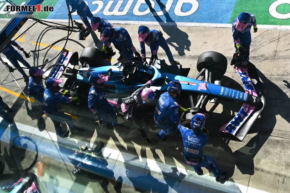 Fernando Alonso (3): Besser als Teamkollege Ocon, bis zu seinem Ausfall aber ebenfalls ohne die ganz großen Highlights - was im Alpine an diesem Wochenende aber auch schwer war. Für eine 2 hätte es trotzdem etwas mehr von der "Alonso-Magie" sein müssen, von der dieses Mal nichts zu sehen war. Foto zur News: Fernando Alonso (3): Besser als Teamkollege Ocon, bis zu seinem Ausfall aber ebenfalls ohne die ganz großen Highlights - was im Alpine an diesem Wochenende aber auch schwer war. Für eine 2 hätte es trotzdem etwas mehr von der "Alonso-Magie" sein müssen, von der dieses Mal nichts zu sehen war.