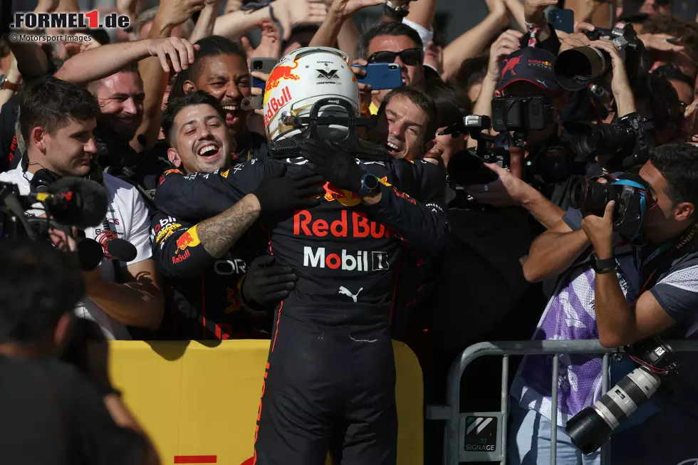 Max Verstappen (2): Noch knapper verpasst der Weltmeister die 1. Lange haben wir diskutiert, uns am Ende aber dagegen entschieden, weil dieses Mal ein besonderer "Verstappen-Moment" fehlte. Ein echtes Duell mit Leclerc auf der Strecke gab es nicht, den Vorsprung musste er am Ende nur noch verwalten. Foto zur News: Max Verstappen (2): Noch knapper verpasst der Weltmeister die 1. Lange haben wir diskutiert, uns am Ende aber dagegen entschieden, weil dieses Mal ein besonderer "Verstappen-Moment" fehlte. Ein echtes Duell mit Leclerc auf der Strecke gab es nicht, den Vorsprung musste er am Ende nur noch verwalten.