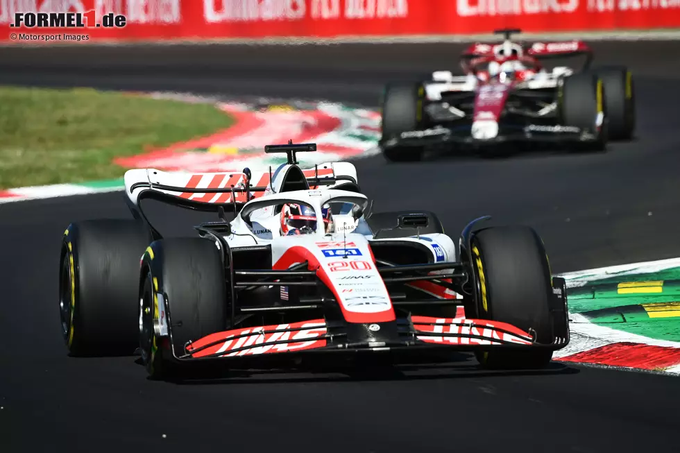 Kevin Magnussen (4): Wurde gleich in der ersten Kurve von Bottas getroffen und kämpfte danach mit stumpfen Waffen und konnte sich nicht mehr für eine bessere Note empfehlen. Dadurch am Ende wieder hinter Schumacher. Seit Miami steht es im internen Haas-Rennduell aus seiner Sicht jetzt 2:9. Vom Traum-Comeback ist nicht mehr viel übrig. Foto zur News: Kevin Magnussen (4): Wurde gleich in der ersten Kurve von Bottas getroffen und kämpfte danach mit stumpfen Waffen und konnte sich nicht mehr für eine bessere Note empfehlen. Dadurch am Ende wieder hinter Schumacher. Seit Miami steht es im internen Haas-Rennduell aus seiner Sicht jetzt 2:9. Vom Traum-Comeback ist nicht mehr viel übrig.