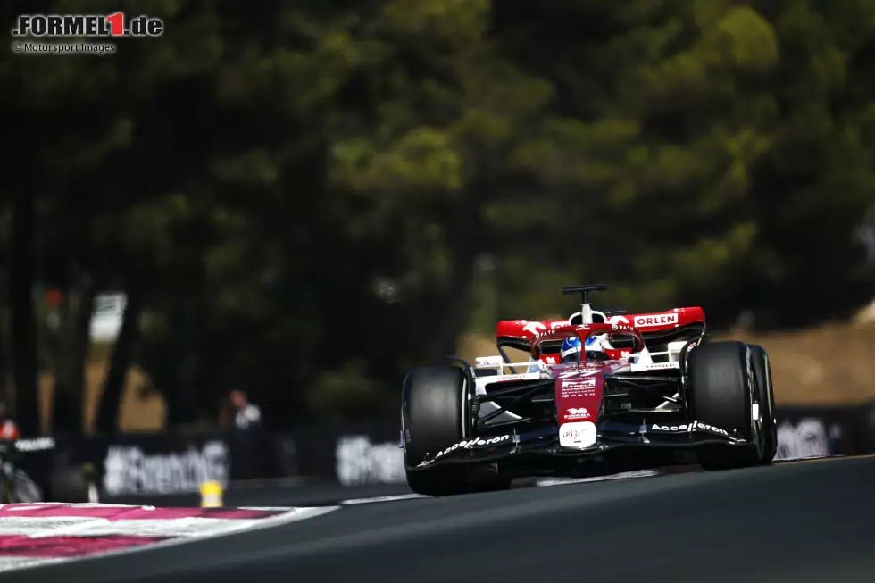 Foto zur News: Valtteri Bottas (4): Besser als Zhou, aber P13 im Qualifying und P14 im Rennen hauen uns auch nicht vom Hocker. Vor allem deshalb nicht, weil nur 15 Fahrer die Zielflagge sahen ... Hat nach einem starken Saisonstart ziemlich abgebaut. Nur einmal in den vergangenen fünf Rennen in den Punkten.