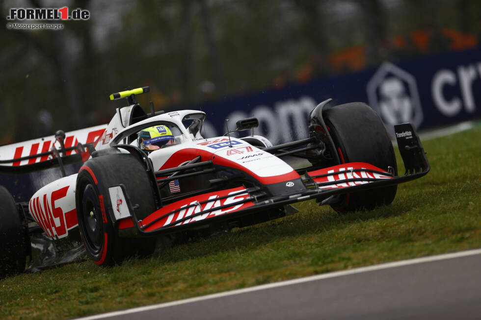 Mick Schumacher (5): In Qualifying, Sprint und Rennen hinter dem Teamkollegen. Dazu das eigene Rennen (und das von Alonso) früh mit einem Dreher ruiniert. Insgesamt ein sehr unsauberes Wochenende. Muss weiter auf seine ersten Zähler warten, während der Teamkollege im Haas fleißig punktet ... Mick Schumacher (5): In Qualifying, Sprint und Rennen hinter dem Teamkollegen. Dazu das eigene Rennen (und das von Alonso) früh mit einem Dreher ruiniert. Insgesamt ein sehr unsauberes Wochenende. Muss weiter auf seine ersten Zähler warten, während der Teamkollege im Haas fleißig punktet ...