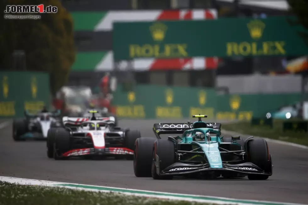 Sebastian Vettel (1): From Zero to Hero: Nach der 6 in Melbourne gibt es dieses Mal die Bestnote. Hat den unterlegenen Aston Martin am Freitag in Q3 und am Sonntag in die Punkte gebracht. Bei schwierigen Bedingungen zeigt sich immer wieder, warum Vettel ein viermaliger Weltmeister ist! Foto zur News: Sebastian Vettel (1): From Zero to Hero: Nach der 6 in Melbourne gibt es dieses Mal die Bestnote. Hat den unterlegenen Aston Martin am Freitag in Q3 und am Sonntag in die Punkte gebracht. Bei schwierigen Bedingungen zeigt sich immer wieder, warum Vettel ein viermaliger Weltmeister ist!