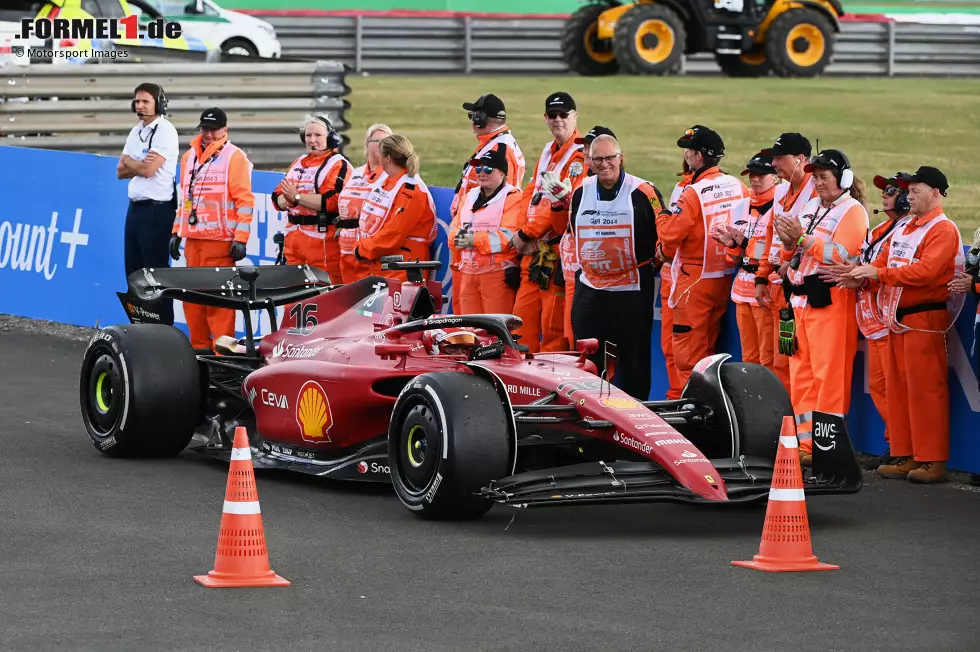 Charles Leclerc (2): Mit dem Manöver gegen Hamilton außen in Copse die wohl beste Aktion des Rennens gezeigt. Am Ende aber brotlose Kunst, weil Ferrari ihn unter dem Safety-Car nicht an die Box geholt hatte. Dafür konnte er nichts - für seinen Fehler im Qualifying schon. Da hätte er sich sein ganzes Rennen viel leichter machen können. Foto zur News: Charles Leclerc (2): Mit dem Manöver gegen Hamilton außen in Copse die wohl beste Aktion des Rennens gezeigt. Am Ende aber brotlose Kunst, weil Ferrari ihn unter dem Safety-Car nicht an die Box geholt hatte. Dafür konnte er nichts - für seinen Fehler im Qualifying schon. Da hätte er sich sein ganzes Rennen viel leichter machen können.