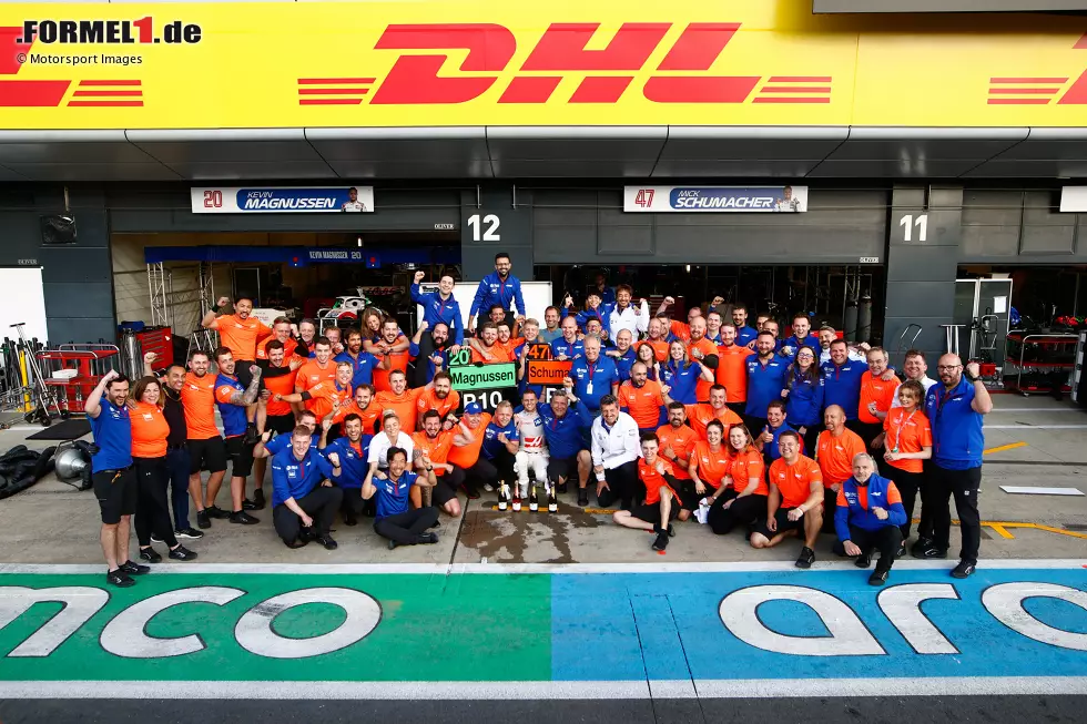 Mick Schumacher (2): Der Bann ist endlich gebrochen! Für P19 im Qualifying konnte er nichts, da hatte das Team geschlampt. Am Sonntag dann eine fehlerfreie Leistung und verdientermaßen die ersten Punkte geholt. Darüber, dass er die ohne die zahlreichen Ausfälle wohl nicht geholt hätte, sehen wir da mal hinweg ... Foto zur News: Mick Schumacher (2): Der Bann ist endlich gebrochen! Für P19 im Qualifying konnte er nichts, da hatte das Team geschlampt. Am Sonntag dann eine fehlerfreie Leistung und verdientermaßen die ersten Punkte geholt. Darüber, dass er die ohne die zahlreichen Ausfälle wohl nicht geholt hätte, sehen wir da mal hinweg ...