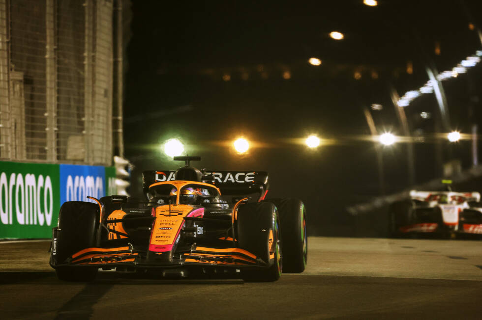 Foto zur News: Daniel Ricciardo (3): P5 ist sein bestes Ergebnis seit Saudi-Arabien 2021. Trotzdem gibt es von uns nur eine 3, weil er massiv von den Umständen profitiert hat. Übermäßig schnell war er nicht, was das Q1-Aus und mehr als 30 Sekunden Rückstand auf den Teamkollegen im Rennen belegen. Da war eine Menge Glück dabei!