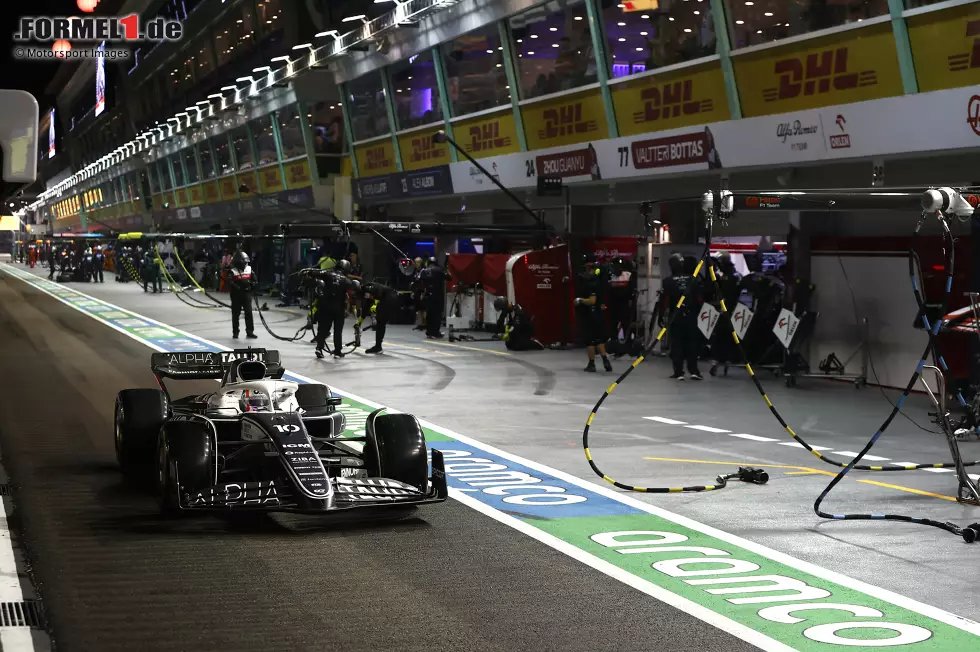 Pierre Gasly (2): Kam sogar noch eine Runde früher als Vettel an die Box, was ihn rückblickend betrachtet mehrere Postionen kostete. Statt P7 (oder sogar einem noch besseren Ergebnis) gab es so am Ende nur einen Zähler. War verständlicherweise sauer auf sein Team, denn eigentlich hätte er mehr verdient gehabt. Foto zur News: Pierre Gasly (2): Kam sogar noch eine Runde früher als Vettel an die Box, was ihn rückblickend betrachtet mehrere Postionen kostete. Statt P7 (oder sogar einem noch besseren Ergebnis) gab es so am Ende nur einen Zähler. War verständlicherweise sauer auf sein Team, denn eigentlich hätte er mehr verdient gehabt.