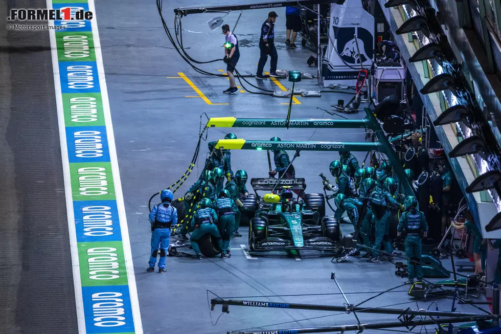 Sebastian Vettel (2): Hatte einen super Start und fuhr auch danach ein tolles Rennen - bis das Team ihn eben wohl etwas zu früh an die Box holte. Von seiner Seite aus aber definitiv ein starkes Rennen auf einer seiner Lieblingsstrecken. Ein würdiger Vettel-Abschied aus Singapur. Foto zur News: Sebastian Vettel (2): Hatte einen super Start und fuhr auch danach ein tolles Rennen - bis das Team ihn eben wohl etwas zu früh an die Box holte. Von seiner Seite aus aber definitiv ein starkes Rennen auf einer seiner Lieblingsstrecken. Ein würdiger Vettel-Abschied aus Singapur.