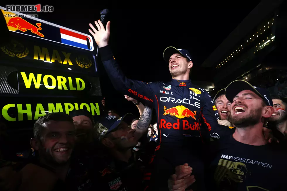 Max Verstappen (1): Wieder einmal in einer eigenen Welt unterwegs! Aber mehr als eine 1 gibt die Notenskala eben nicht her. Lediglich den etwas schwachen Start kann man abziehen, doch den bügelte er mit einem tollen Manöver gegen Leclerc gleich wieder aus. Dann in 28 Runden 27 Sekunden auf den Rest des Feldes herausgefahren. Überragend. Foto zur News: Max Verstappen (1): Wieder einmal in einer eigenen Welt unterwegs! Aber mehr als eine 1 gibt die Notenskala eben nicht her. Lediglich den etwas schwachen Start kann man abziehen, doch den bügelte er mit einem tollen Manöver gegen Leclerc gleich wieder aus. Dann in 28 Runden 27 Sekunden auf den Rest des Feldes herausgefahren. Überragend.